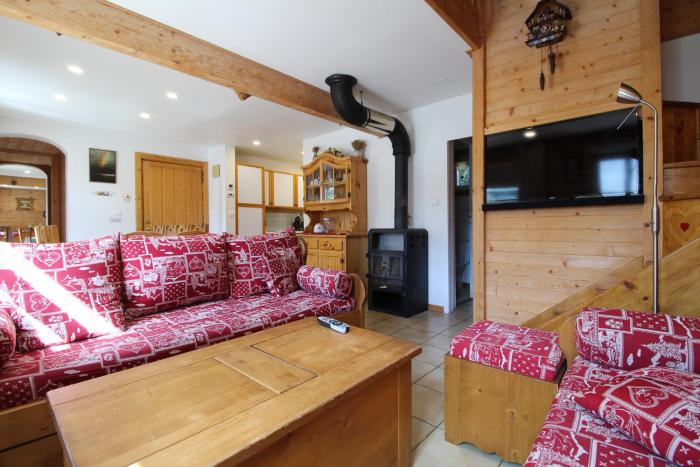 Charming 4-bed Chalet, Mountain Views, Double Garage