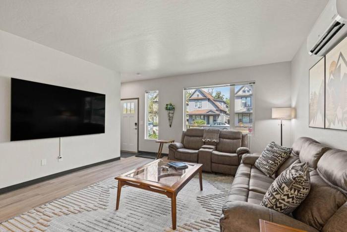 Brand New 3BD 2 5BTH Triplex Unit Near Downtown