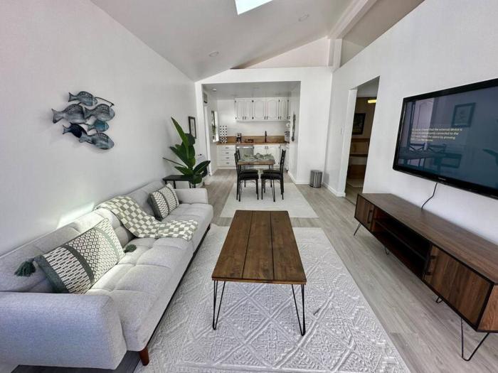 Beachside 2BR close 2 sand, town