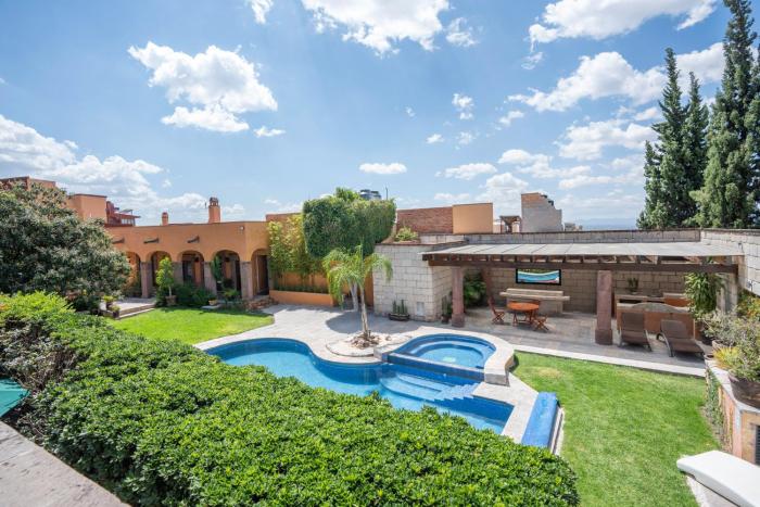 Angelic Centro 2BR, Pool & Jacuzzi, Gated Village