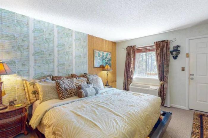 Jacuzzi Suite 205 at Tradewinds