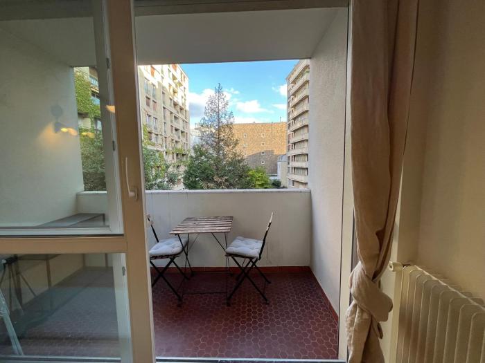 Studio with Balcony 800m to Trocadéro and Tour Eiffel