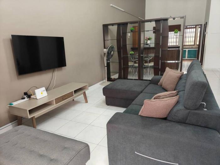 Junes Homestay@ Puteri Wangsa near Aeon & IKEA