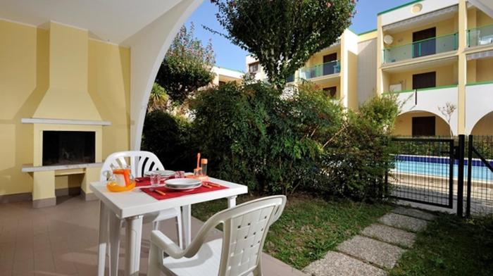 Flat with a lovely poolside garden with bbq
