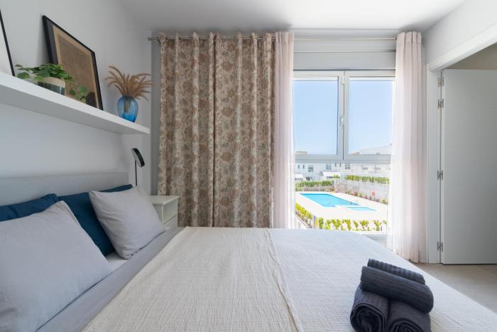White Medano apartment. New with fast Wifi