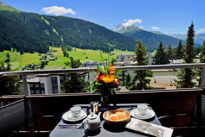 Ferienwohnung Parkareal Davos - freier Blick auf Berge, ruhig, sonnig, SW-Balkon, Parkplatz