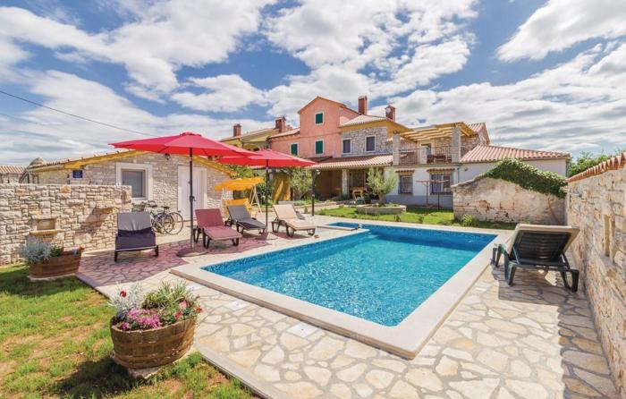 Family friendly house with a swimming pool Gajana, Fazana - 15385