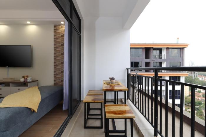 Luxe Home With Lovely Views, Balcony, Gym&Pool