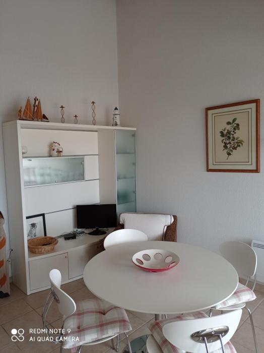 Ombre et soleil vue sur la lagune et bateaux