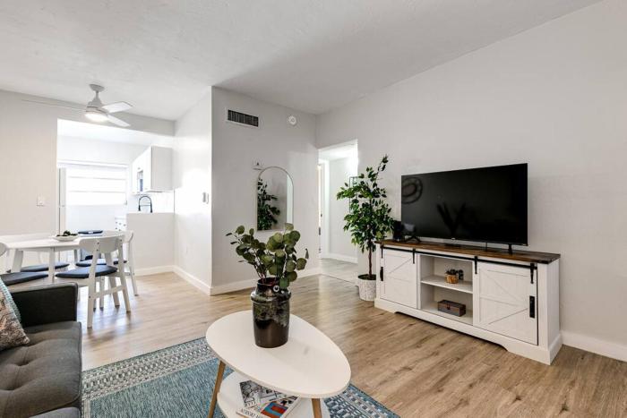 Roomy 2 BR near Miami Airport Virg 7