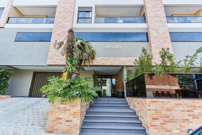 1109 - Apartamento novo de alto padrão com 02 garagens praia do centro de Bombinhas