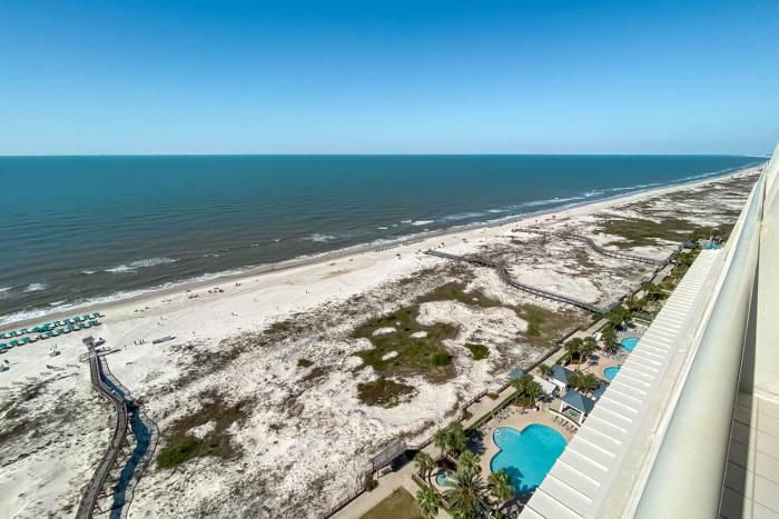Beach Club B2003- 4 bdrm-4 bath-Updated Beachfront Condo