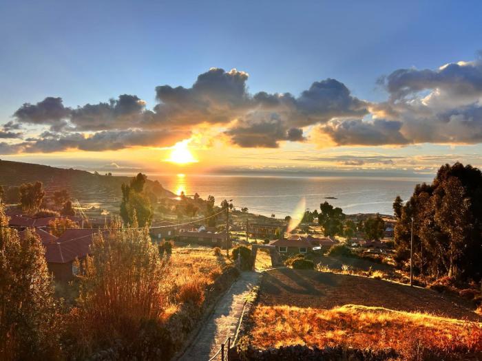 Dawn House - Lago Titicaca