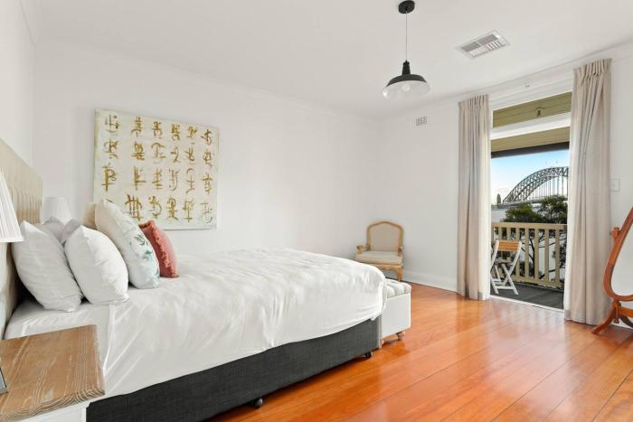 Contemporary Charm with Spectacular Harbour Views