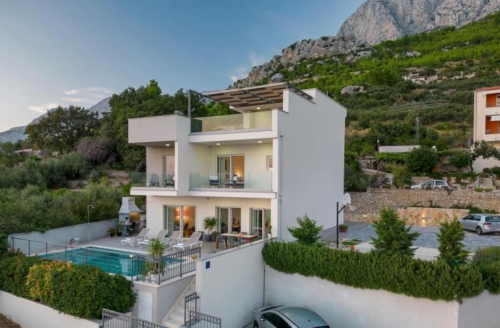 Luxury villa Mae in Makarska, pool and gym