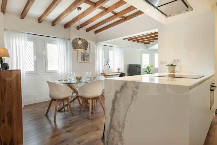 Modern apartment next to the Cervantes Theatre by REMS