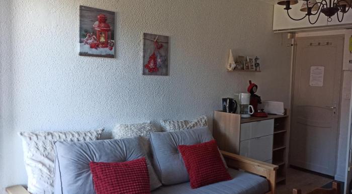 Ustou Guzet neige, appartement de 32 M2 avec balcon dans les Pyrénées aux pieds des pistes