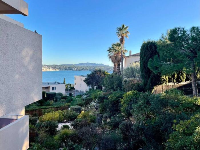 Tout proche de la plage, à 12 min à pied du port, place de parking