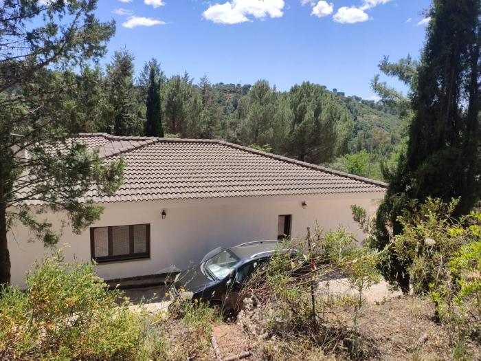 Bonita casa blanca en el bosque.