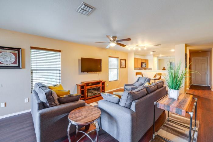 Fenced Yard, Workspace, Garage: Ft Worth Home Base