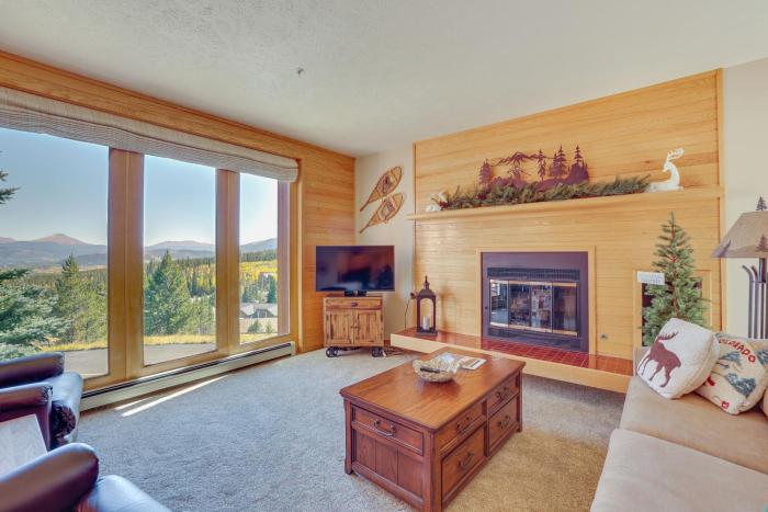 Cozy Condo with Balcony and Mtn Views in Silverthorne