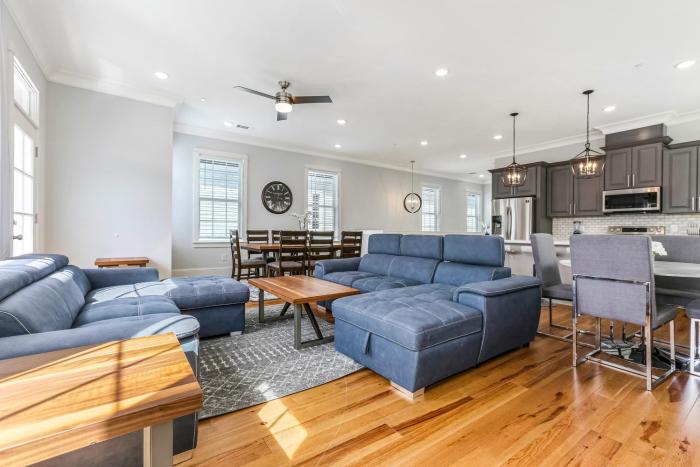 Spacious 5BR Urban Retreat w Balcony & Pool