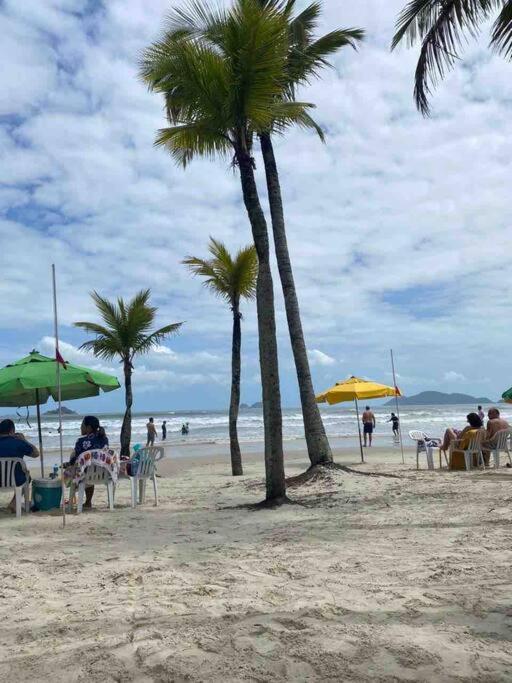 Apartamento à três quarteirões da praia com 2 dorm