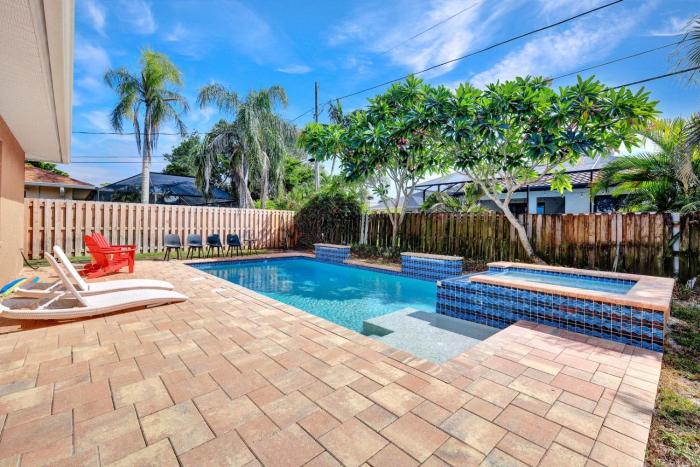 CocoBreeze - Poolside Paradise Mins to Beach!