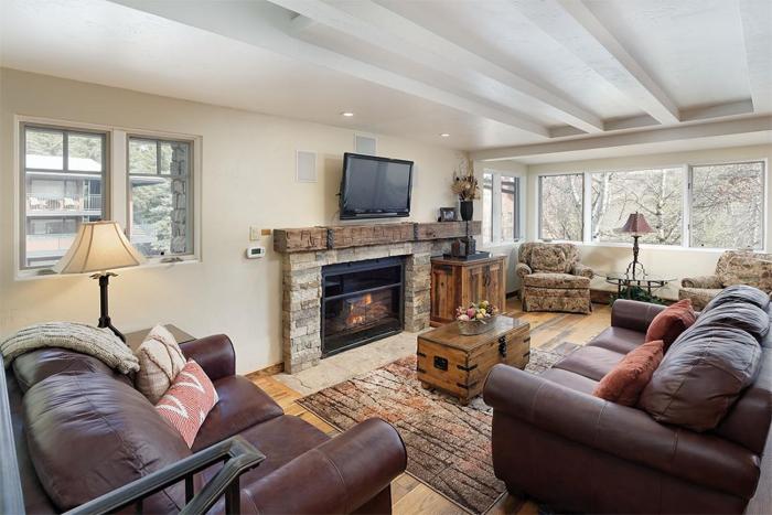 Fasching Haus Unit 8, Deluxe Condo w AC, Private Deck, 2 Blocks to Downtown