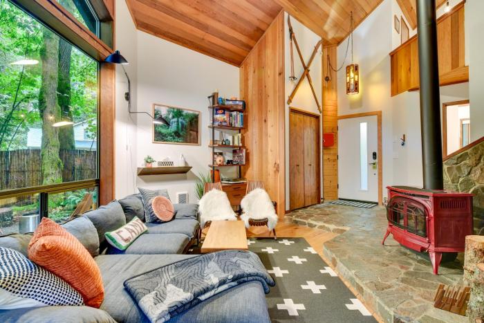 Rhododendron Creekside Cabin with Hot Tub and Fire Pit