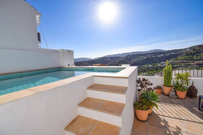 La Orza, Frigiliana Luxury center townhouse with pool and parking HansOnHoliday Rentals