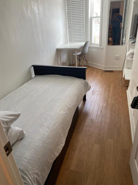 Single Room with SHARED Bathroom 536C