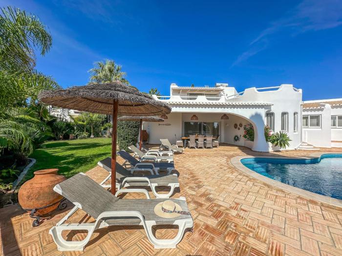 Luxury Villa Heated Pool, walk to São Rafael Beach, Albufeira