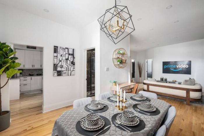 Downtown Luxe: Metro, King Bed, Parking, Sleeps 6