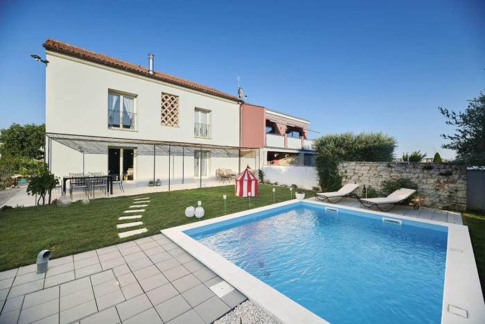 Villa Mediterranea with pool and grill in Umag