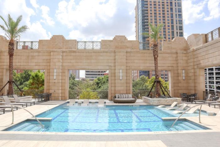 Downtown Houston High-Rise, a Powerhouse of Luxury