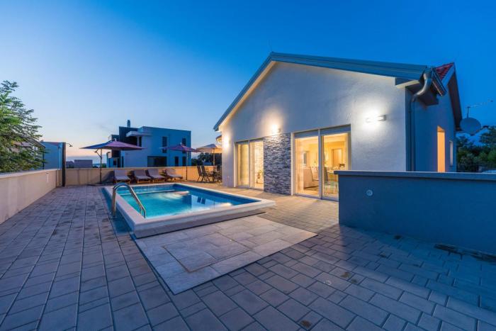 Villa Nicolle only 50meters from the beach - by TA Leut Agency