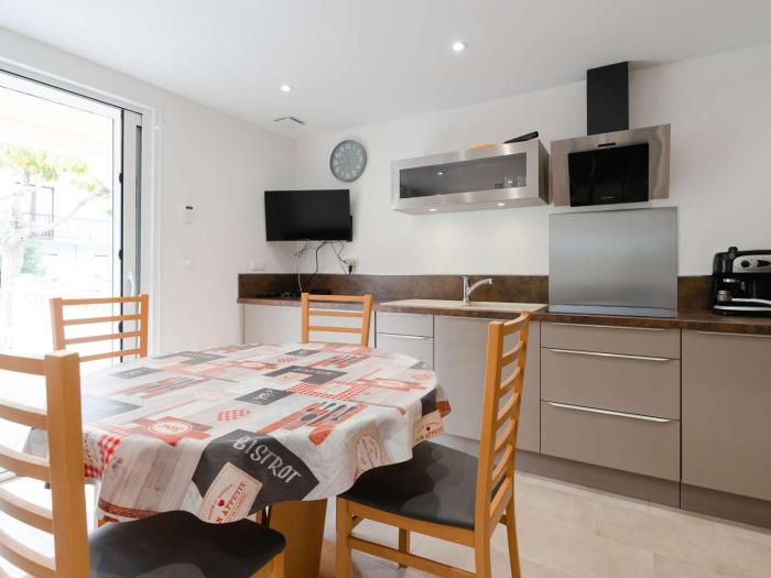 Appartement T3 climatisé, rénové avec goût, à 150m de la plage, avec terrasse et équipements complets - FR-1-409-204