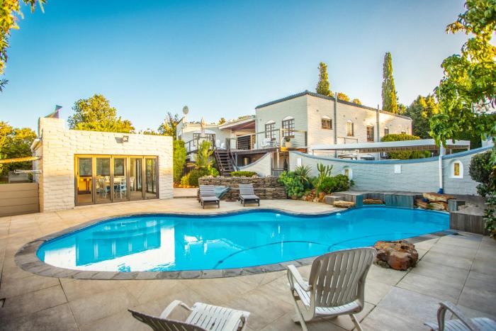 Villa Luisa: Sun-filled hidden gem with Pool.