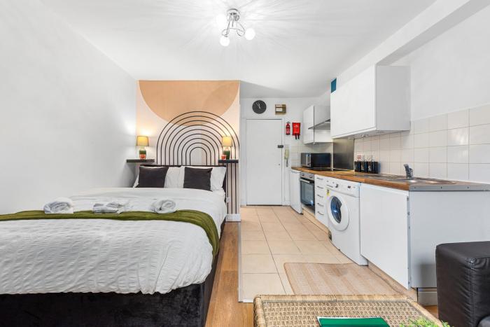 Stylish Brixton Studio in Central London, Wi-Fi, Parking, Sleeps 2