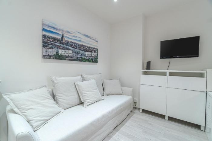 GuestHost - Crocetta District! Bright & Roomy Apartment