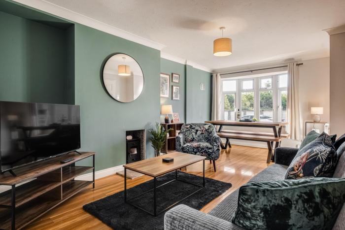 Stunning and modern house with free parking plenty of space and an outdoor garden to enjoy presented by Our Home Short Stays