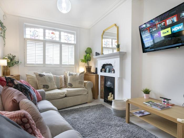 Spacious Home Rooftop Terrace Cafes Bars - Pass the Keys