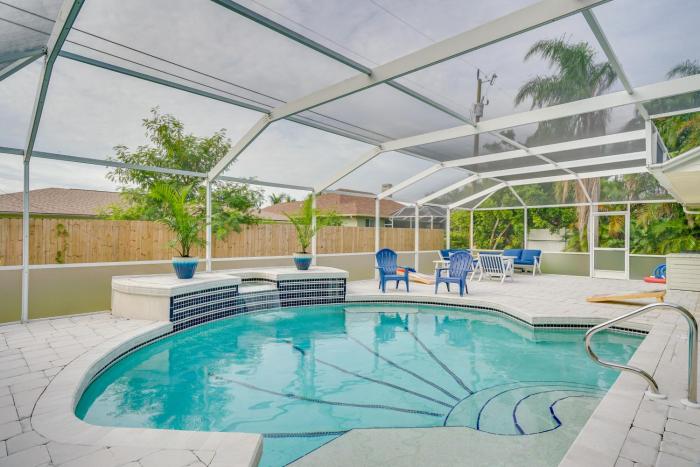 Florida Getaway with Heated Pool, Bar and Fire Table!