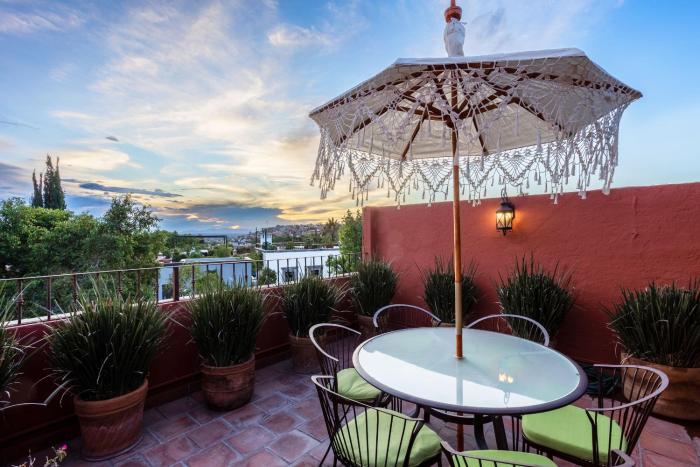 3BR Garden Home with Rooftop & Garage in Centro San Miguel de Allende