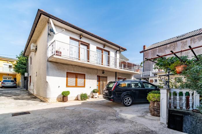 Apartments with parking space Novi Vinodolski - 2417