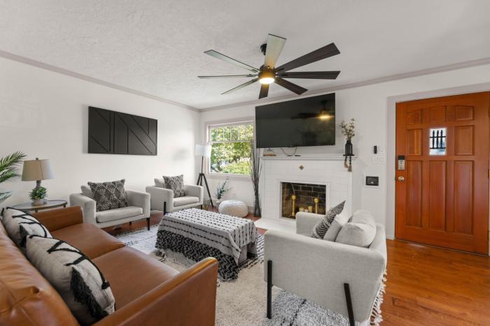 Timeless Historic Home near Downtown with HOT TUB