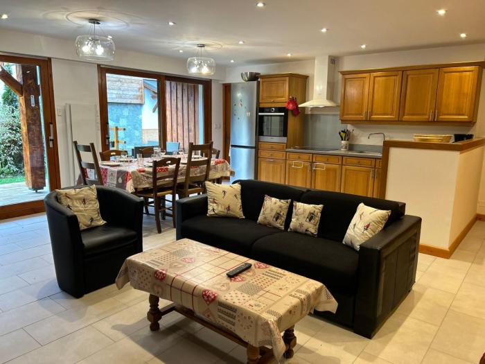 Appartement Spacieux - Terrasse, Jardin et Cheminée - À 5 Min du Centre des Gets - FR-1-623-100