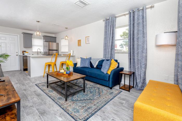 Walk to Downtown - 7min to beach - King bed & Free parking