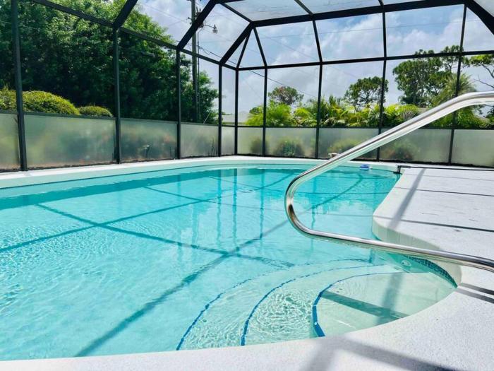 Oasis Away Englewood, Florida! Spacious home w heated pool